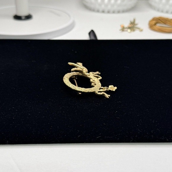 Vintage 1928 Gold Tone Bird Wreath Pin Dangle Brooch Large - Picture 4 of 6